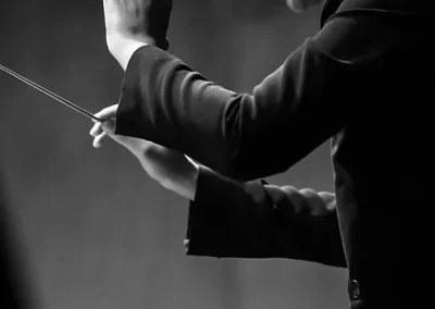 Alejandra Urrutia concentrada dirigiendo la orquesta