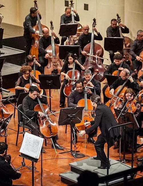 Alejandra Urrutia dirigiendo la Orquesta Sinfonica de Chile 1 e1713968885338