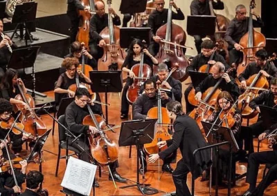 Alejandra Urrutia dirigiendo la Orquesta Sinfónica de Chile